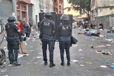 Imagem mostra pessoas fardadas em meio à rua - Metrópoles