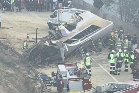 imagem colorida de ônibus com torcedores do Corinthians tombado em estrada - Metrópoles