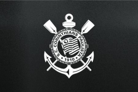 Imagem em preto e branco do escudo do Corinthians, em luto pelas vítimas do acidente de ônibus em Minas Gerais - Metrópoles