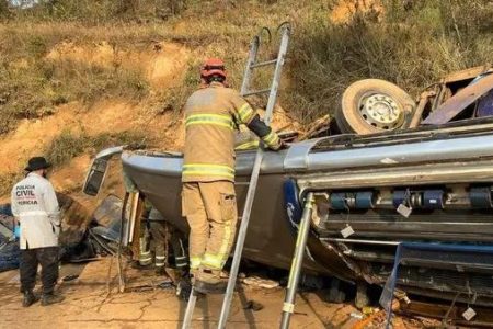 imagem colorida de ônibus com torcedores do Corinthians tombado em estrada - Metrópoles