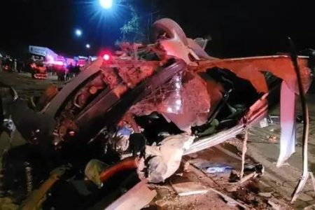 imagem colorida de ônibus com torcedores do Corinthians tombado em estrada - Metrópoles