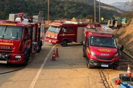 imagem colorida de viaturas dos bombeiros em estrada - Metrópoles