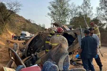 imagem colorida de ônibus com torcedores do Corinthians tombado em estrada - Metrópoles