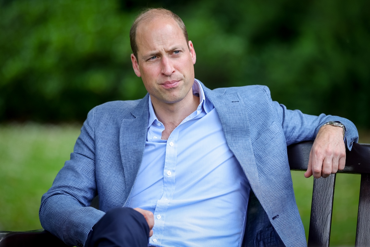 Foto colorida. Homem branco, meio careca, olha seriamente para frente. Vestido com um terno azul, ele está em um jardim - Metrópoles