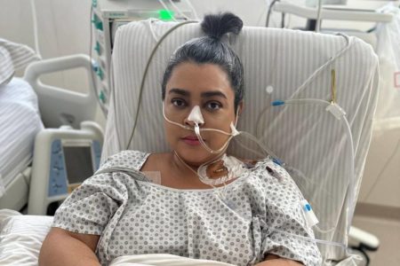 Foto colorida de Preta Gil na cama do hospital - Metrópoles