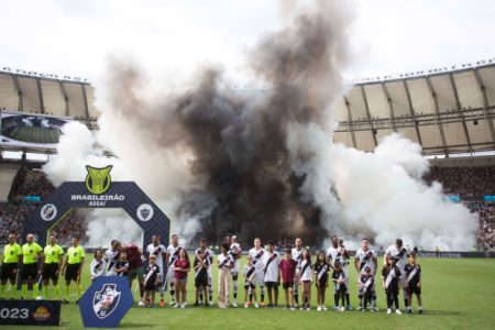 Imagem mostra jogadores do Vasco perfilados com crianças em jogo do Brasileirão - Metrópoles