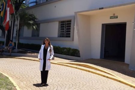 Imagem colorida mostra médica Thallita da Cruz Fernandes em frente à prédio da Famerp - Metrópoles