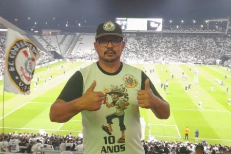 imagem colorida mostra hamilton rogério dos santos em foto tirada durante jogo do corinthians - metrópoles