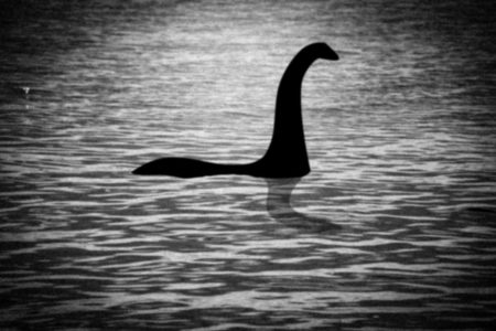 Imagem em preto e branco do Monstro do Lago Ness - Metrópoles