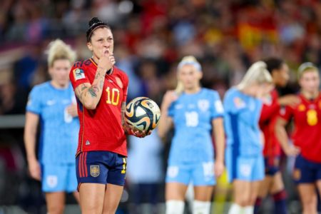 Imagem colorida de Jenni Hermoso limpando a boca em campo - Metrópoles