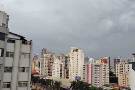 imagem colorida ceu goiania chuva agosto