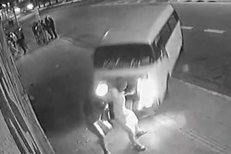 Imagem em preto e branco mostra Kombi atingindo casal em calçada - Metrópoles