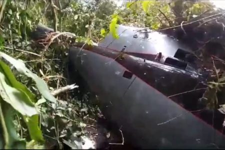 Imagem colorida mostra trecho de vídeo gravado por piloto após queda de helicóptero - Metrópoles