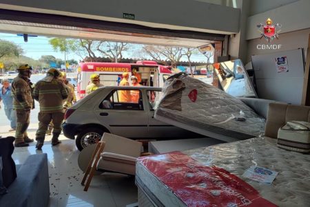 carro batido dentro de loja de móveis