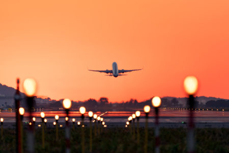 Imagem de avião decolando - Metrópoles