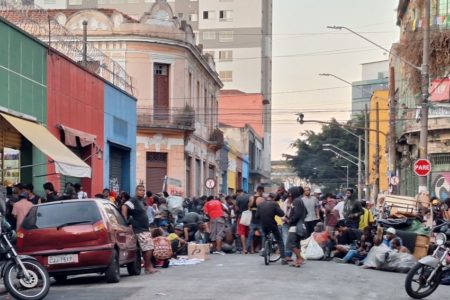 Imagem mostra pessoas aglomeradas em rua degradada da Cracolândia - Metrópoles