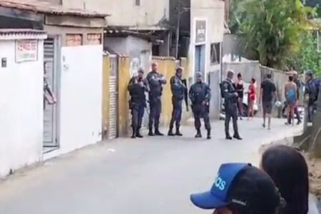 Imagem colorida mostra policiais concentrados em viela durante ação no Morro Santa Maria