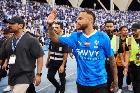 Imagem colorida de Neymar cercado por pessoas em estádio - Metrópoles