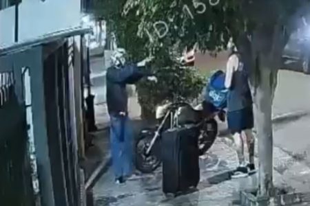 Imagem mostra momento em que assaltante aponta arma para rosto de vítima