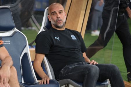 Imagem colorida de Pep Guardiola sentado - Metrópoles