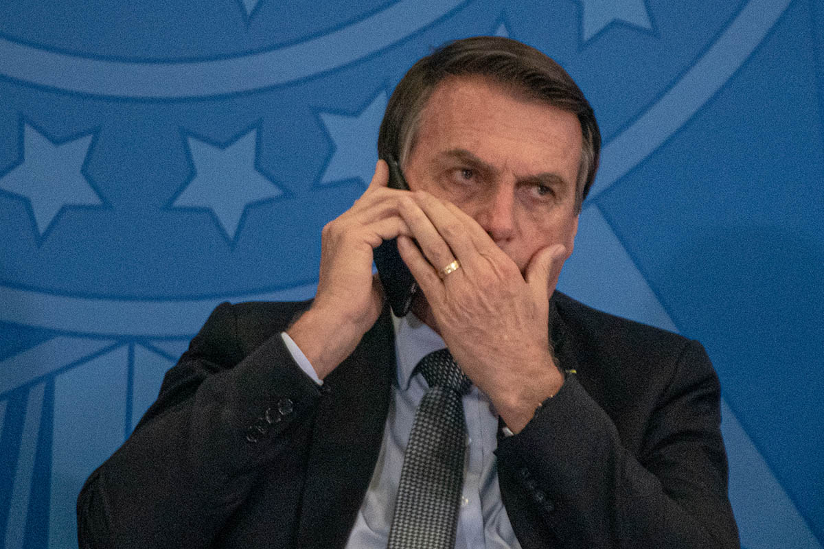 o presidente Jair Bolsonaro (PSL) falando ao celular PF - Metrópoles