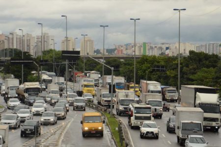 foto colorida mostra veículos trafegando pela Marginal Tietê, em SP