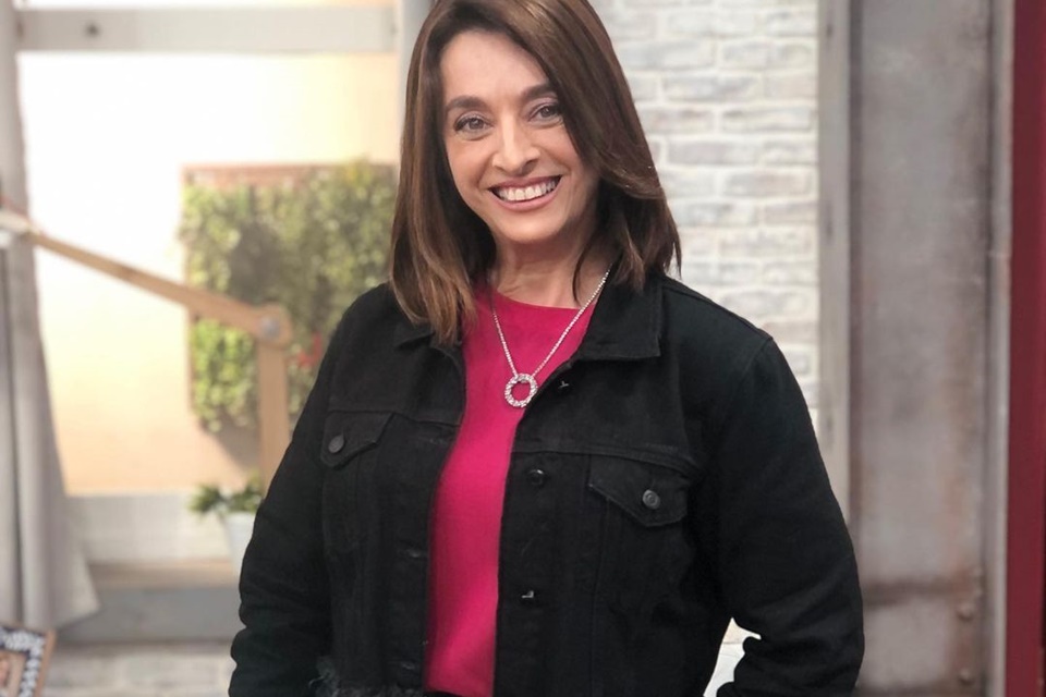 Catia Fonseca posa nos bastidores do programa - Metrópoles
