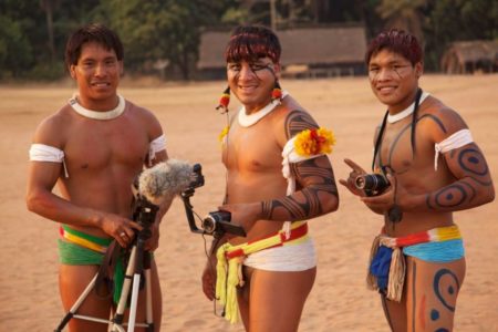 três indigenas com equipamentos de som e câmeras - metrópoles