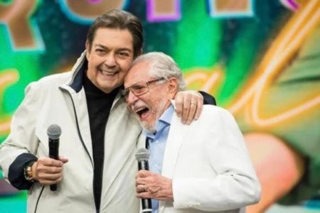 Faustão e Carlos Alberto de Nóbrega na TV, abraçados - Metrópoles