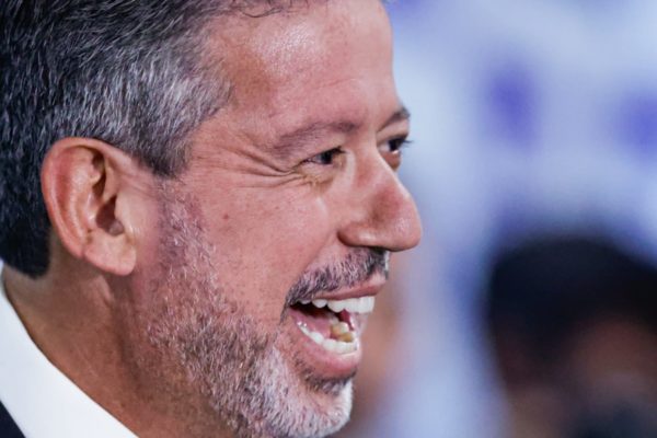 Arthur Lira (PP-AL), presidente da Câmara dos Deputados, sorri durante coletiva - Metrópoles