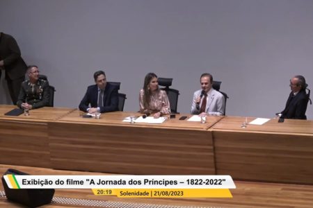 Cinco pessoas em bancada na Câmara Legislativa