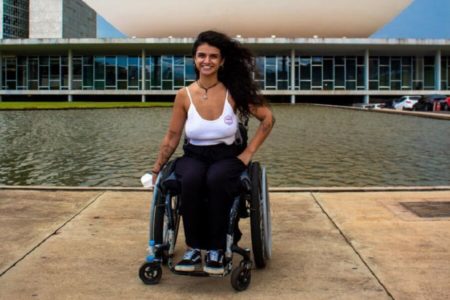 Fotografia colorida de Talita, vereadora de Taubaté, uma mulher cadeirante, durante viagem a Brasília - Metrópoles