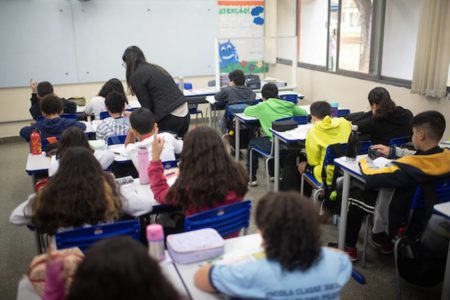 Sala de aula com alunos - Metrópoles