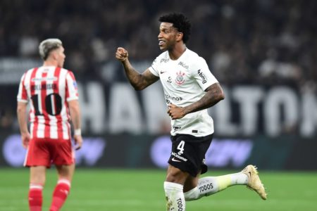 Imagem mostra jogador do Corinthians comemorando gol - Metrópoles