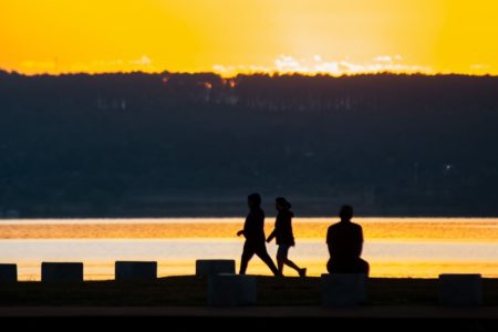 Imagem colorida mostra pessoas caminhando em Brasília, em dia de muito calor - Metrópoles