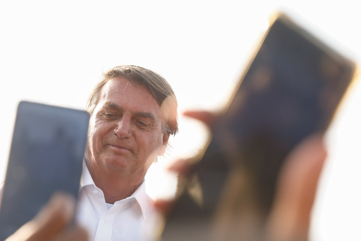 Bolsonaro print e celulares em volta - Metrópoles