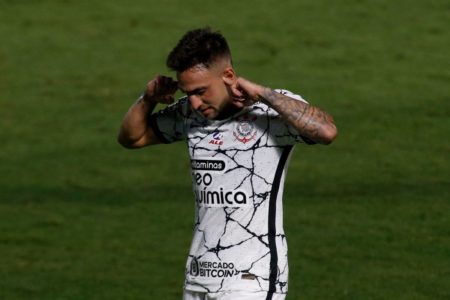 Gustavo Mosquito, do corinthians, aparece comemorando gol contra o Red Bull Bragantino pelo Campeonato Brasileiro de 2022- Metropoles