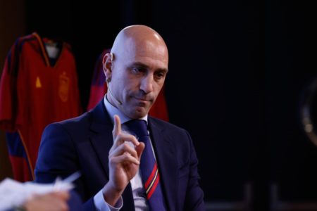 Imagem colorida de Luis Rubiales com dedo em riste - Metrópoles