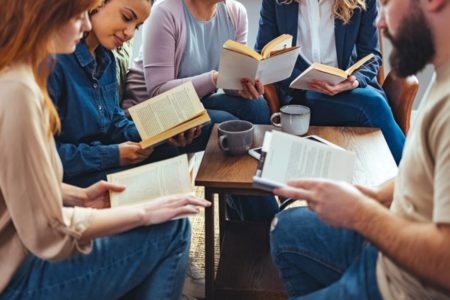 Foto colorida de pessoas lendo em grupo - Metrópoles