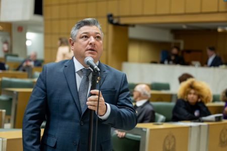 Fotografia colorida de Marcio Nakashima, deputado estadual, discursando no plenário da Alesp - Metrópoles