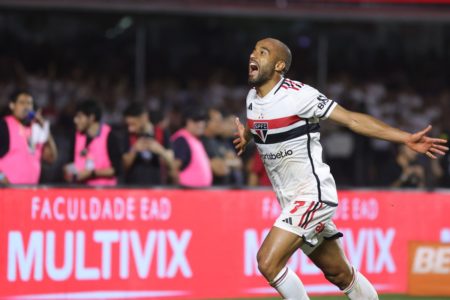 Imagem colorida de Lucas Moura de braços abertos - Metrópoles