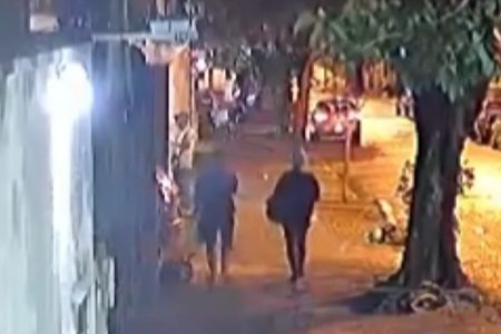 Imagem de câmera de segurança mostra duas mulheres caminhando em calçada à noite - Metrópoles