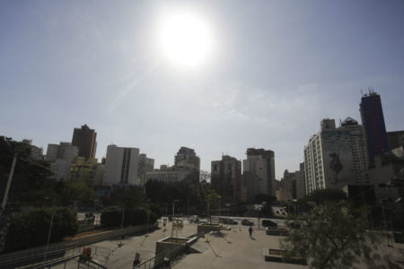 Imagem colorida mostra um dia ensolarado em São Paulo. O céu está azul, o sol está no alto, em cima dos prédios - Metrópoles