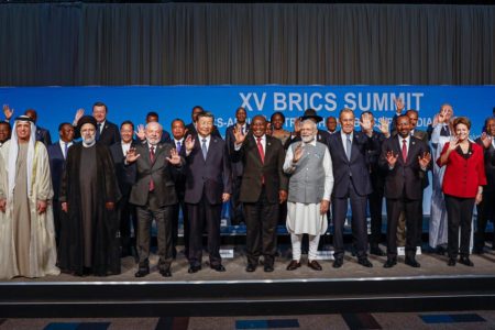 Imagem colorida mostra presidentes e lideranças em palco da cúpula dos Brics - Metrópoles