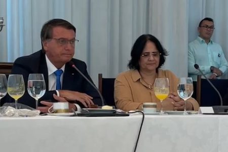 Imagem colorida de Jair Bolsonaro ao lado de Damares em café da manhã com pastores em 13 de abril de 2022 - Metrópoles