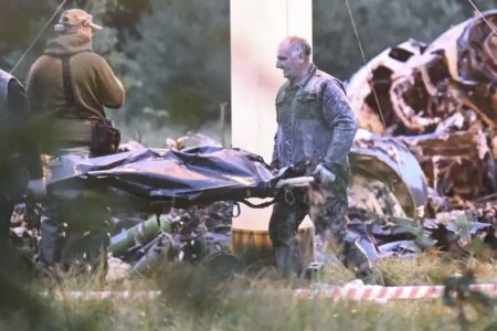 Imagem colorida de resgate a mortos em queda de avião em Moscou - Metrópoles