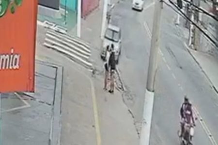 foto colorida mostra casal se beijando em calçada do Capão Redondo momentos antes de ser atropelado - Metrópoles