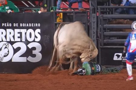 foto colorida de touro sobre peão que caiu em arena em Barretos