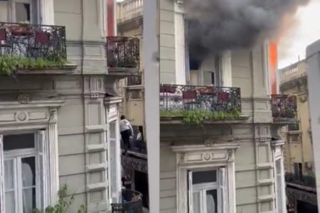 Imagem colorida de prédio pegando fogo em Buenos Aires, Argentina - Metrópoles