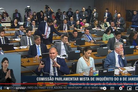 O deputado federal Abílio Brunini (PL-MT) fez um gesto considerado supremacista durante a Comissão Parlamentar Mista de Inquérito que apura os atos golpistas do 8 de janeiro.